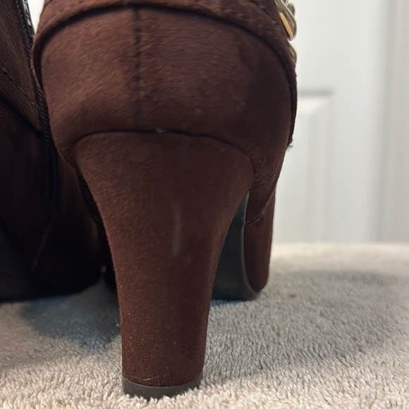 EUC A2 By Aerosoles Brown Ankle Boots with Gold Accents - Picture 5 of 8